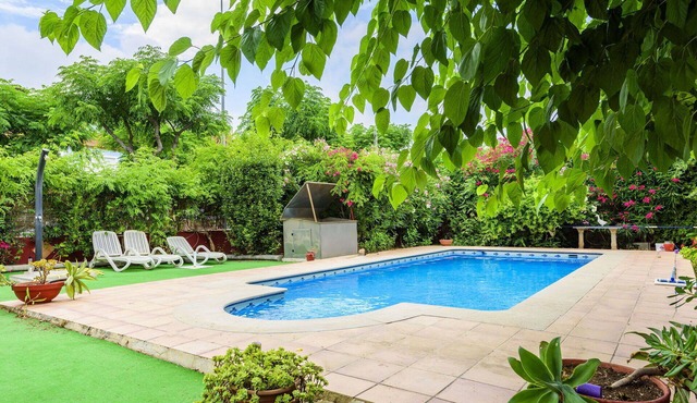 Beautiful private villa for 4 people with pool, WIFI, TV and terrace