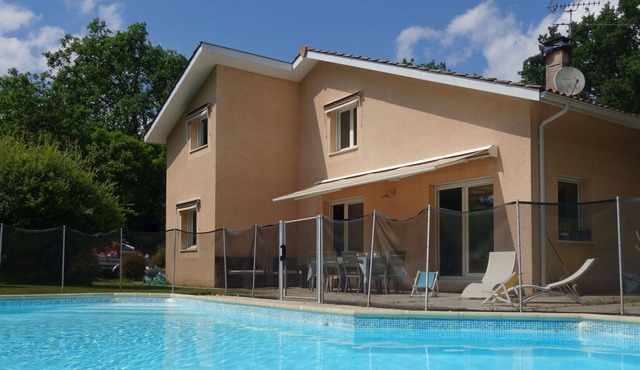 Beautiful private villa for 10 guests with WIFI, private pool, TV, terrace, pets allowed and par...