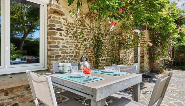 Beautiful private villa for 4 guests with hot tub, TV and terrace