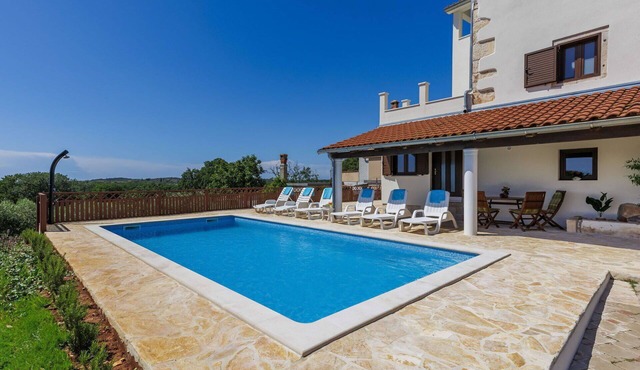 Beautiful private villa for 6 guests with A/C, private pool, WIFI, TV and terrace