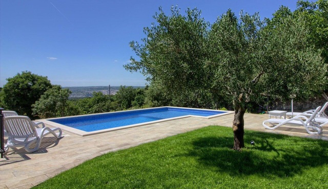 Beautiful private villa for 10 people with WIFI, private pool, A/C, TV, terrace and pets allowed