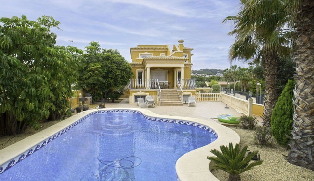 Beautiful private villa for 21 guests with WIFI, private pool, A/C, TV, patio and pets allowed