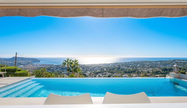 Beautiful private villa for 8 guests with private pool, A/C, WIFI, TV and patio