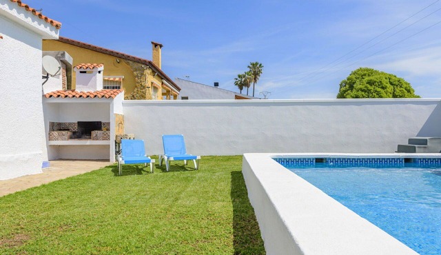 Beautiful private villa for 6 guests with private pool, WIFI, TV, terrace and pets allowed