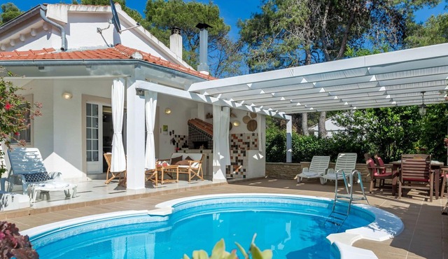 Beautiful private villa for 6 people with WIFI, private pool, A/C, TV, patio and parking