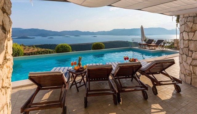 Beautiful private villa with hot tub, private pool, WIFI, A/C, TV, terrace and pets allowed