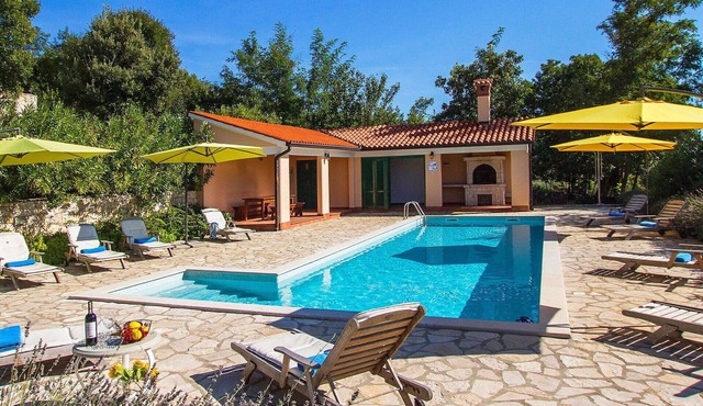 Beautiful private villa for 10 guests with WIFI, A/C, pool, TV and terrace