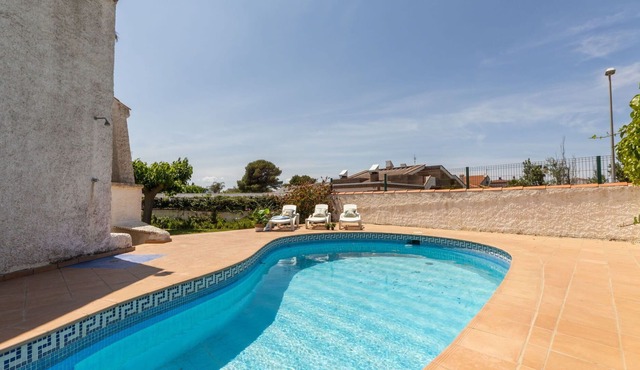 Beautiful private villa for 8 guests with A/C, WIFI, private pool, TV, terrace and pets allowed
