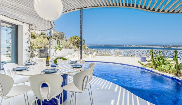 Beautiful private villa for 8 guests with private pool, A/C, WIFI, TV and terrace