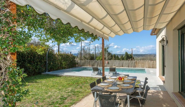Beautiful private villa for 8 people with WIFI, private pool, A/C, TV, patio and pets allowed