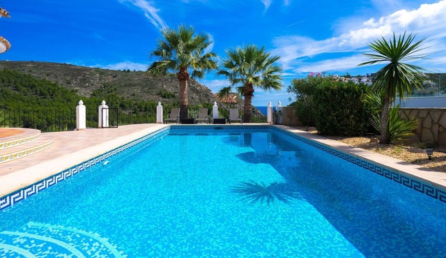 Beautiful private villa for 10 guests with A/C, private pool, WIFI, TV, patio and parking