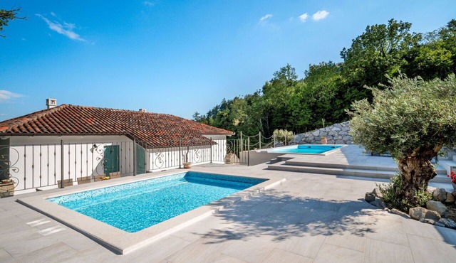 Beautiful private villa for 14 guests with private pool, A/C, WIFI, TV and terrace