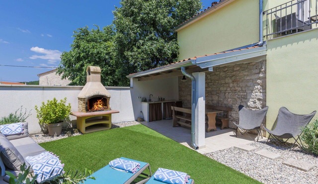 Beautiful private villa for 4 people with A/C, WIFI, hot tub, TV and terrace