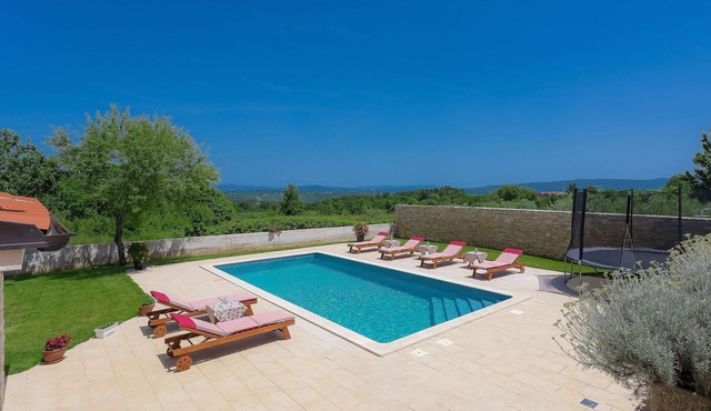 Beautiful private villa for 10 guests with WIFI, private pool, A/C, TV and terrace