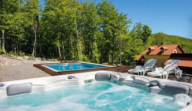 Beautiful private villa for 6 guests with hot tub, private pool, WIFI, A/C, TV and terrace