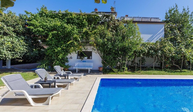 Beautiful private villa for 14 people with private pool, A/C, WIFI, TV and terrace