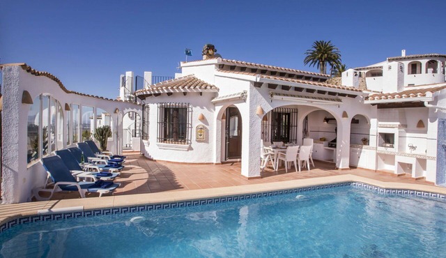 Beautiful private villa for 8 people with WIFI, A/C, private pool, TV and patio