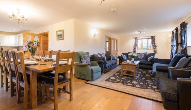 Beautiful private villa for 10 guests with WIFI, TV, patio and parking