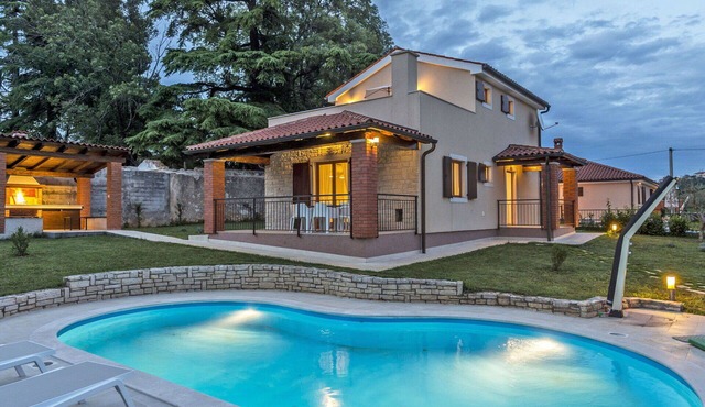 Beautiful private villa for 8 people with private pool, WIFI, A/C, TV, terrace and pets allowed