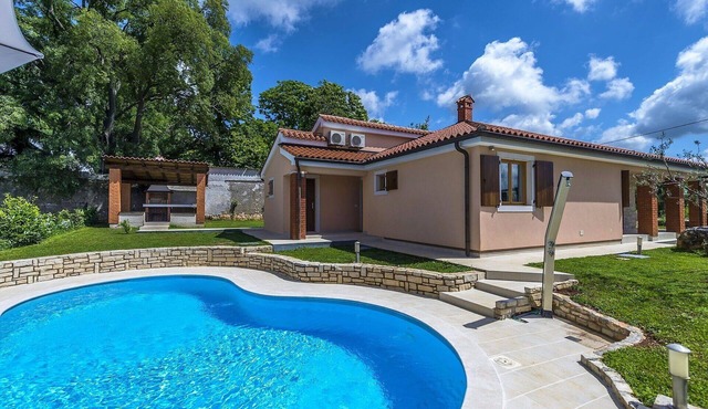 Beautiful private villa for 6 guests with WIFI, A/C, private pool, TV, terrace and pets allowed