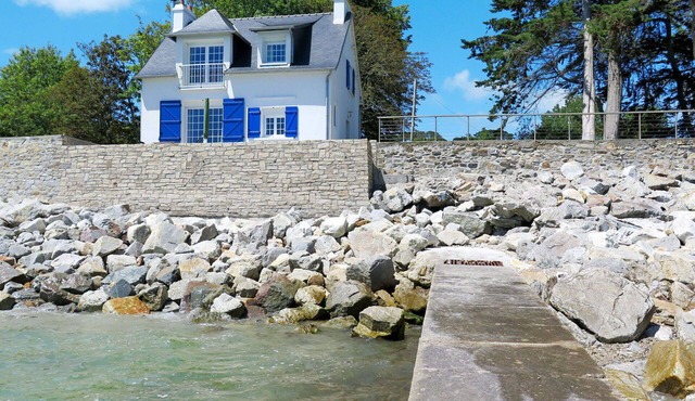 Beautiful private villa for 4 guests with terrace and pets allowed