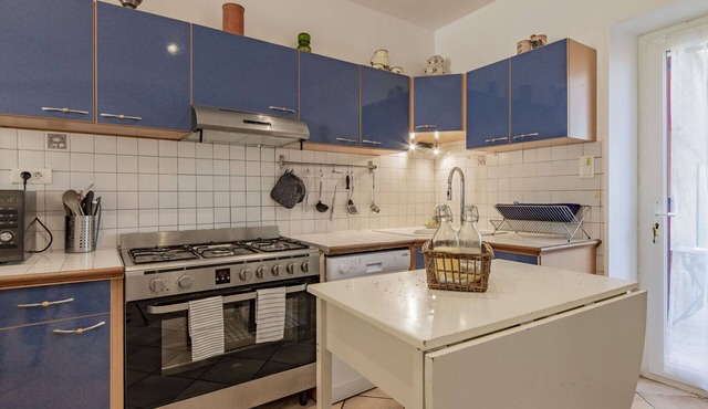 Beautiful private villa for 15 people with WIFI, pool, TV, terrace, pets allowed and parking