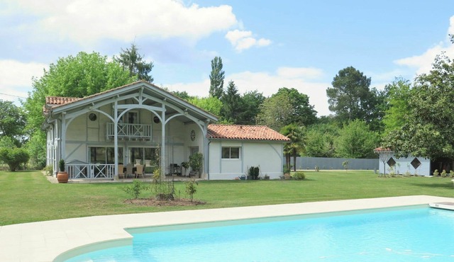 Beautiful private villa for 6 guests with WIFI, A/C, private pool, TV, terrace and parking