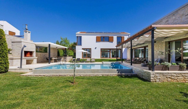 Beautiful private villa with A/C, WIFI, private pool, hot tub, TV, terrace and pets allowed