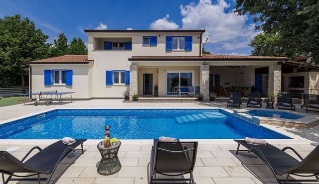 Beautiful private villa for 12 people with private pool, A/C, WIFI, TV and terrace