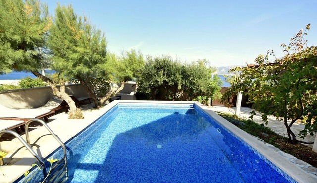 Beautiful private villa for 10 people with private pool, WIFI, A/C, TV, terrace and pets allowed