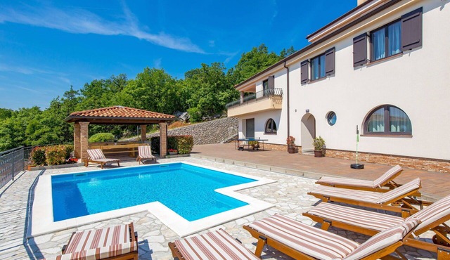 Beautiful private villa for 12 people with private pool, WIFI, A/C, TV and patio