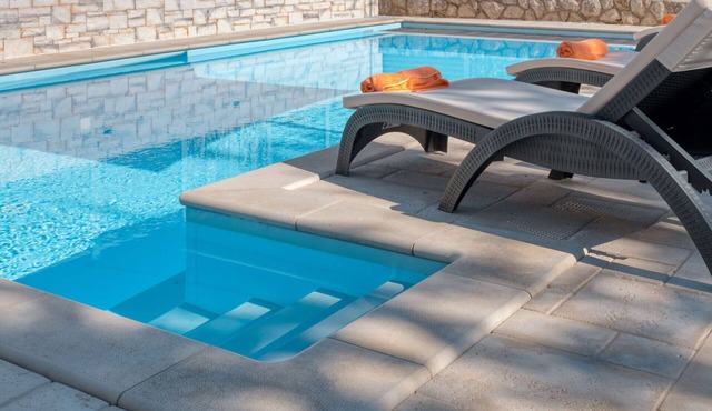 Beautiful private villa for 10 guests with private pool, hot tub, WIFI, A/C, TV and terrace
