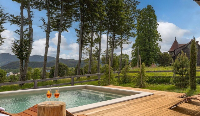 Beautiful private villa for 10 guests with WIFI, hot tub, private pool, TV, terrace and pets all.