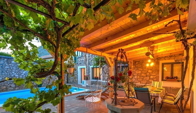 Beautiful private villa for 6 guests with WIFI, A/C, private pool, TV, patio and parking