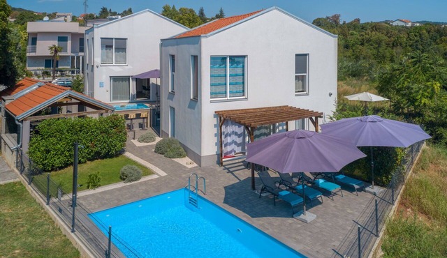 Beautiful private villa for 16 guests with WIFI, A/C, hot tub, private pool, TV and terrace