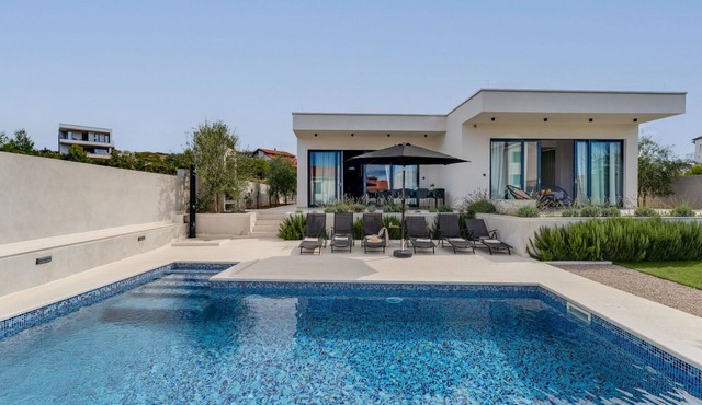 Beautiful private villa for 8 guests with private pool, WIFI, A/C, TV and terrace