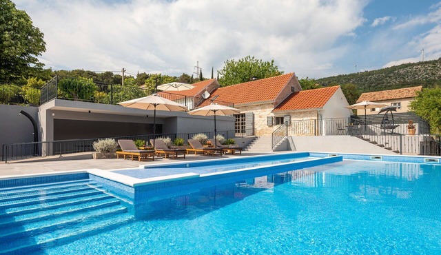 Beautiful private villa with A/C, private pool, WIFI, TV, terrace, pets allowed and panoramic view