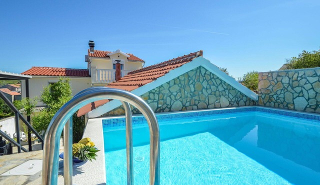 Beautiful private villa for 8 guests with A/C, WIFI, private pool, TV and terrace
