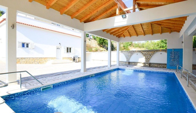 Beautiful private villa for 14 guests with hot tub, WIFI, A/C, private pool, TV and terrace