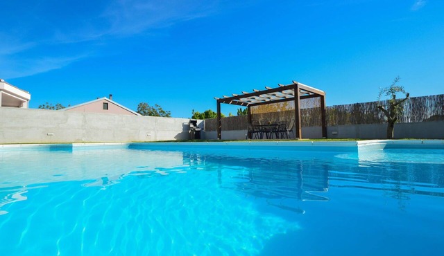 Beautiful private villa for 6 guests with WIFI, private pool, A/C, TV and terrace