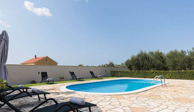 Beautiful private villa for 6 guests with A/C, private pool, WIFI, TV and terrace