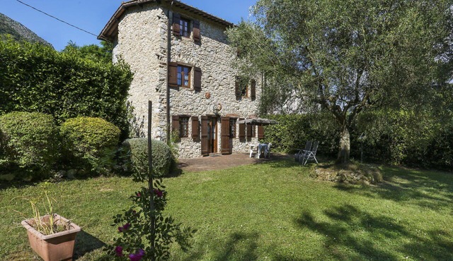 Beautiful private villa for 8 people with WIFI, TV, patio and pets allowed in Lucca