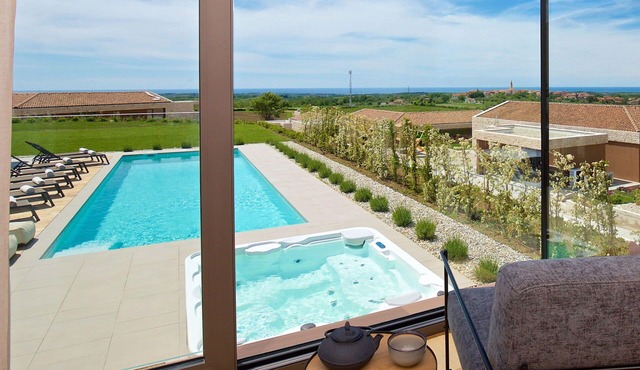 Beautiful private villa with hot tub, WIFI, A/C, private pool, TV, terrace and pets allowed