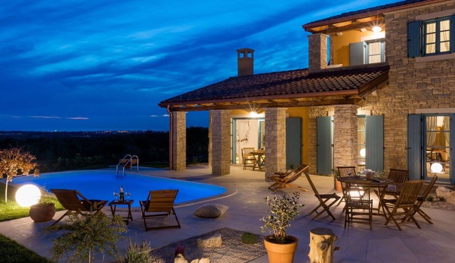 Beautiful private villa with WIFI, private pool, hot tub, A/C, TV, patio and pets allowed
