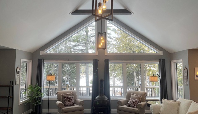 Beautiful Private Waterfront Cottage