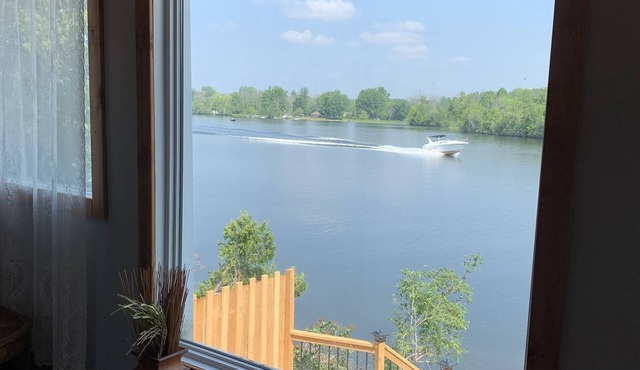 Beautiful Private Waterfront Cozy Cottage with private dock and fall colour view