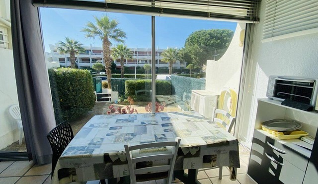 BEAUTIFUL PROPERTY, Sleeps 6, Air-conditioned with wifi, Garden, direct beach access and parking!