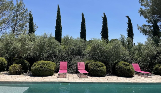 Beautiful property 300m2, swimming pool and landscaped park 30mn from the sea