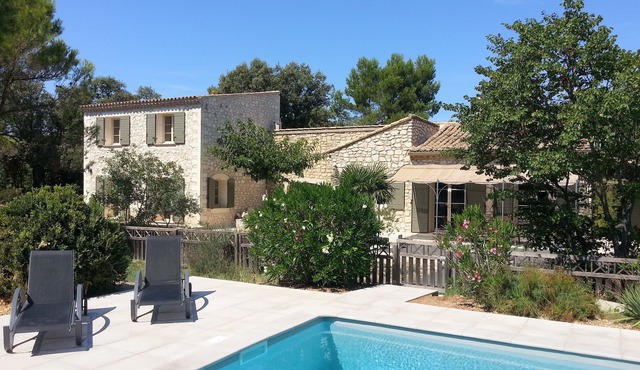 Beautiful property in the village of Eygalières, quiet, pool, air conditioning