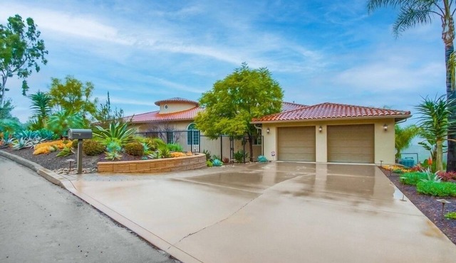 Beautiful property overlooking vineyards and golf course. Lots of amenities!